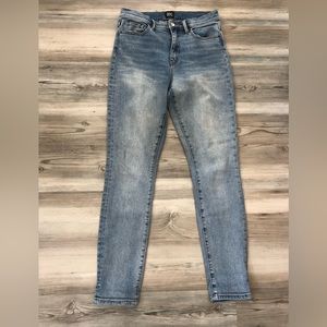 BDG Urban Outfitters Twig High Rise Jeans, Size 27, inseam is 28 NWOT
